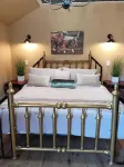 STYLISH CABIN WITH HOT TUB IN A SMALL TOWN. STAY AMONG THE PINE TREES! EAST TX - Homestays