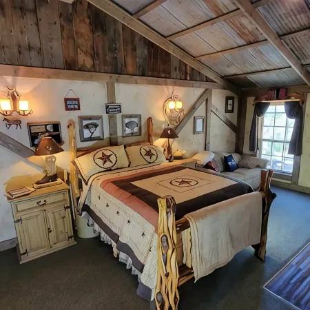 Covered Porch, River Access in enchanting Fredericksburg