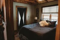 Luxury cabin on private drive. Fall foliage at its finest, waterfront access.
