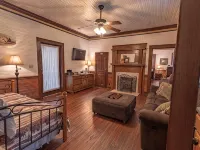 Spacious Historic Estate Home • Ideal for Families & Groups マーズ・ヒルのホテル