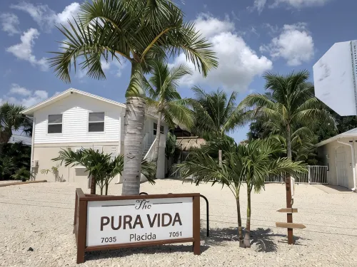 Tropical Gateway to the Beaches. Caribbean Tiki Hut feeling - w/m discounts - Strand