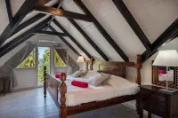 Beach 2 minutes' walk, private deck, tranquility