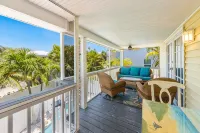"Walk On The Beach " house~3 bed, heated pool, 3min walk to the Bean Point Beach - Private Pool