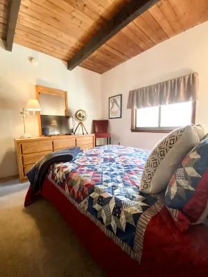 Boars Bungalow - Linderhof Golf, Pool, & More!