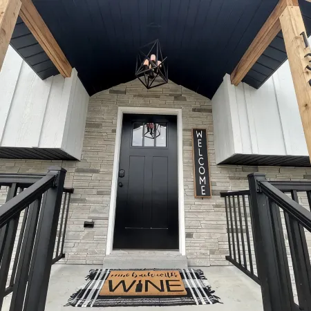 Historic Downtown Hermann Getaway-Walk to Wineries, Shops and Restaurants!