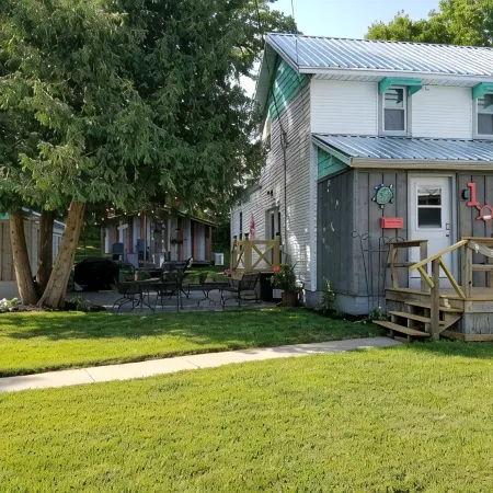 Spacious Yet Cozy, Newly Remodeled Home Steps Away from the Surf Ballroom. Отели в г. Клир Лейк