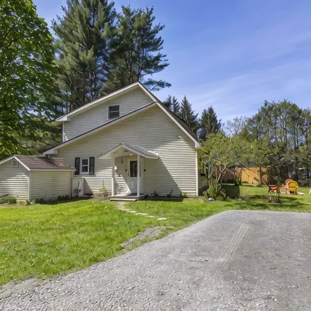 Fantastic retreat 5 mins from Village with media room, AC and sauna!