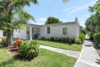 Spacious studio, 2 blks walk to Ave, close to beach, pets allowed, free parking