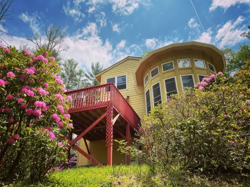 Owl’s Nest Treetop Oasis - 25 to Avl, 25 to Hatley Pointe Ski Resort
