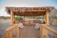 Cockatoo Yurt/Cold A/C! Hot Tub/Grill/Close to Town/River Yurt Village - 샬레 호텔