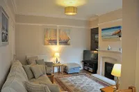 Beautiful and Spacious House Close to the Beach. Pet Free - 무료 와이파이