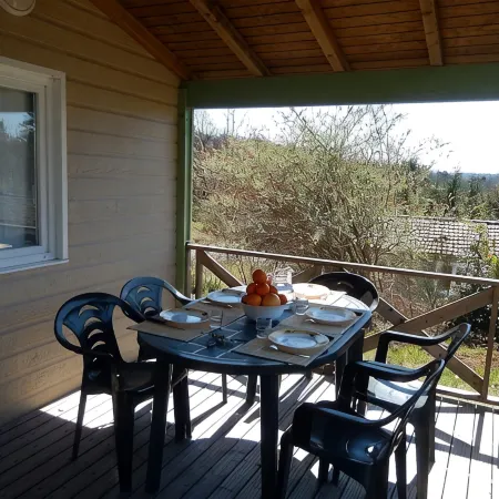 Large furnished cottage with covered terrace and parking space Отели в г. Бена