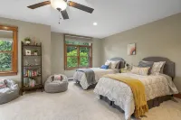 The Bolton House - 5 BR 3.5 BA Home with Hot Tub - 4つ星