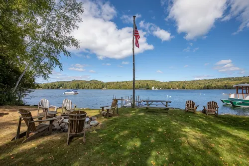 Large Lakefront Home - Homestays
