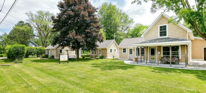 3 Adorable Old Fashioned Cottages In A Great Location ~ 3 Cottages At One Price! Hotels in Douglas
