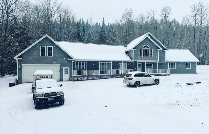 Jay River Front Three Bedroom. 2 miles to Jay Peak