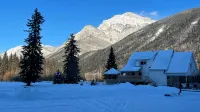 Bear Paw Lodge - Mountain Vacation Home Near Golden BC & Kicking Horse. - 温泉