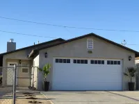 Large Home 3/3 plus Bonus Rm, 14' Pool & Jacuzzi, close to Downtown Joshua Tree