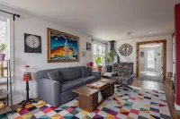 Artistic Getaway Near Halifax | King Bed, Spacious Deck & Fire Pit - บังกะโล