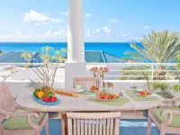 Postcard Perfect Getaway! Roof top pool and amenities