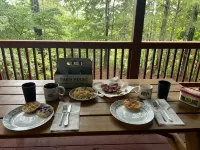 Cozy Coosawattee Cabin on Top of Eagle Mountain with Hot Tub, Fire Pit and Fun!! - Chalets