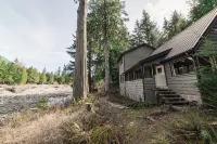Riverside Mid-Century Cabin with Mountain Views - Chalets