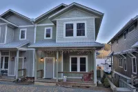 Walk to Train! Pet-Friendly Townhome! - 3 stjerner
