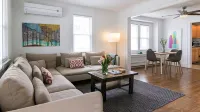 Mid-Century Modern Home in Downtown Royal Oak! - Homestays
