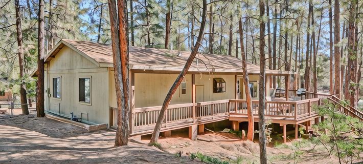 Simply Amazing....Remodeled Cabin with Strawberry's Largest Deck, Dog Friendly Hotels in Strawberry