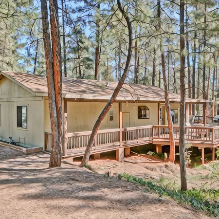 Simply Amazing....Remodeled Cabin with Strawberry's Largest Deck, Dog Friendly