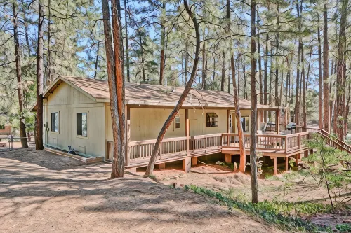 Simply Amazing....Remodeled Cabin with Strawberry's Largest Deck, Dog Friendly