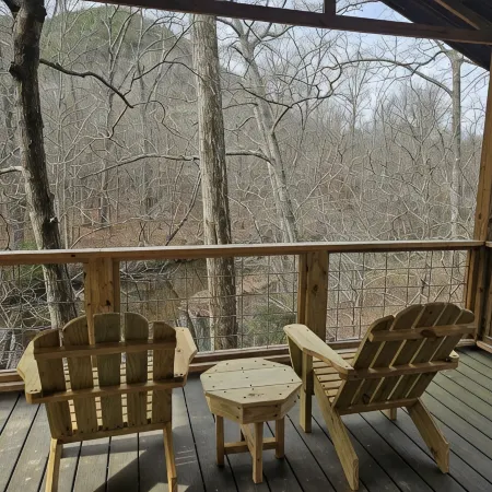 Creekside treehouse. with hot tub.