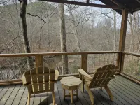 Creekside treehouse. with hot tub.