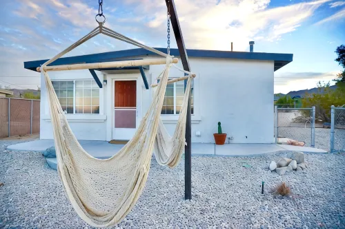 M&L Desert Cottage - 3 miles from the North entrance of Joshua Tree! - Homestays