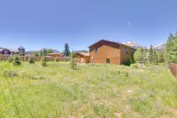 Mtn Modern Home w/ Views, Private Hot Tub + Fantastic Location