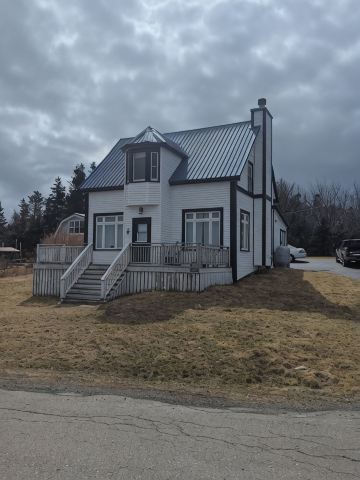 Oceanfront 3-Bedroom Captain's House