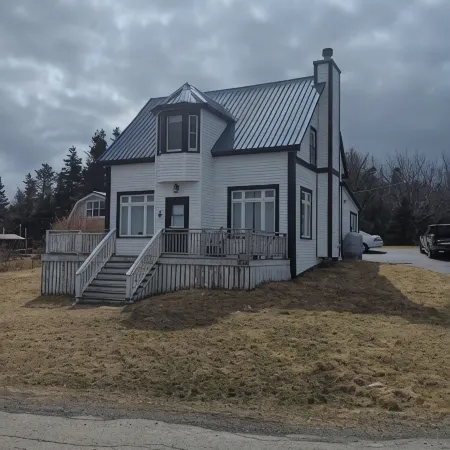 Oceanfront 3-Bedroom Captain's House