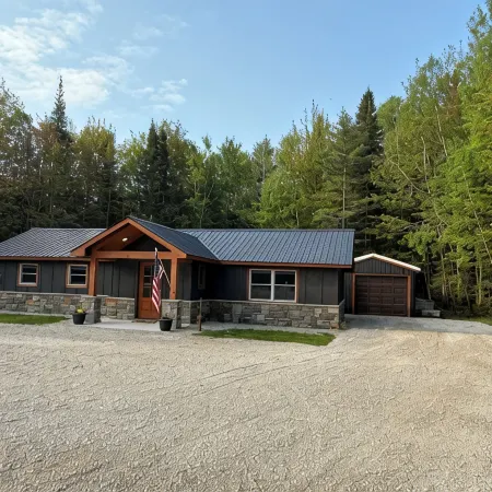 Cozy 2-bedroom house with WiFi in Paradise near restaurants and attractions