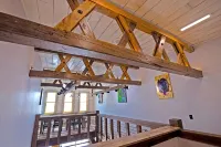 The Bokonon is a unique space in Twin Bridges. Art gallery style. - 2 tähden