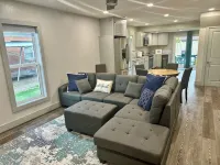 Cheerful 3-bedroom home w/free parking on premises - Wifi