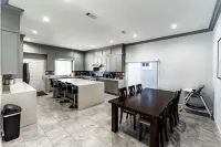New 2022 5-Bedrooms w/9 Queen Beds Near Disneyland