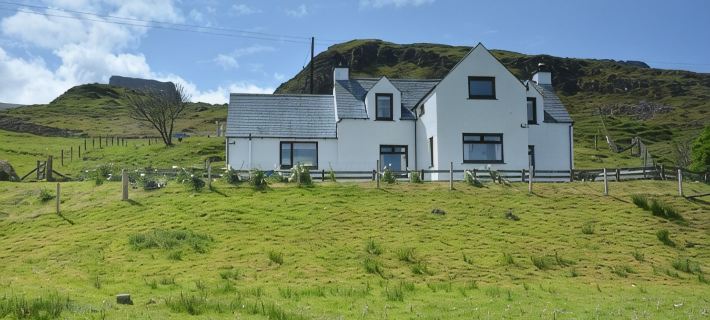 Beautiful & warm family home in stunning location. Close to great hiking trails. Hotels in Portree