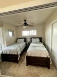 Amazing views from this ground floor, corner unit steps from the beach! - 泳池