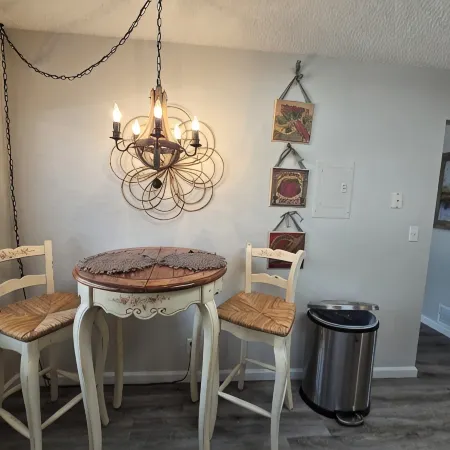 Charming furnished 2-bedroom, 1 bath apartment with WiFi, AC in lovely Kalispell