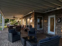 Lakefront w/ private dock, hot tub, game room, boat house hangout Hotels in Fallstown