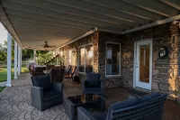 Lakefront w/ private dock, hot tub, game room, boat house hangout - Boutique
