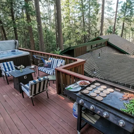 Lake, Hot Tub, Baby & Toddler Friendly, Walk to Town