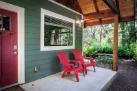 Newly built deluxe cabins, in a private redwood setting near the Smith River - 샬레 호텔