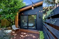 Location, style and space! - Midcentury Modern Home - Steps from Restaurant Row - โฮมสเตย์