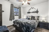 Charming Rustic Retreat - Hot Tub - Pool - Coffee - Fire Pit - 1 mile from SDC! - Homestays